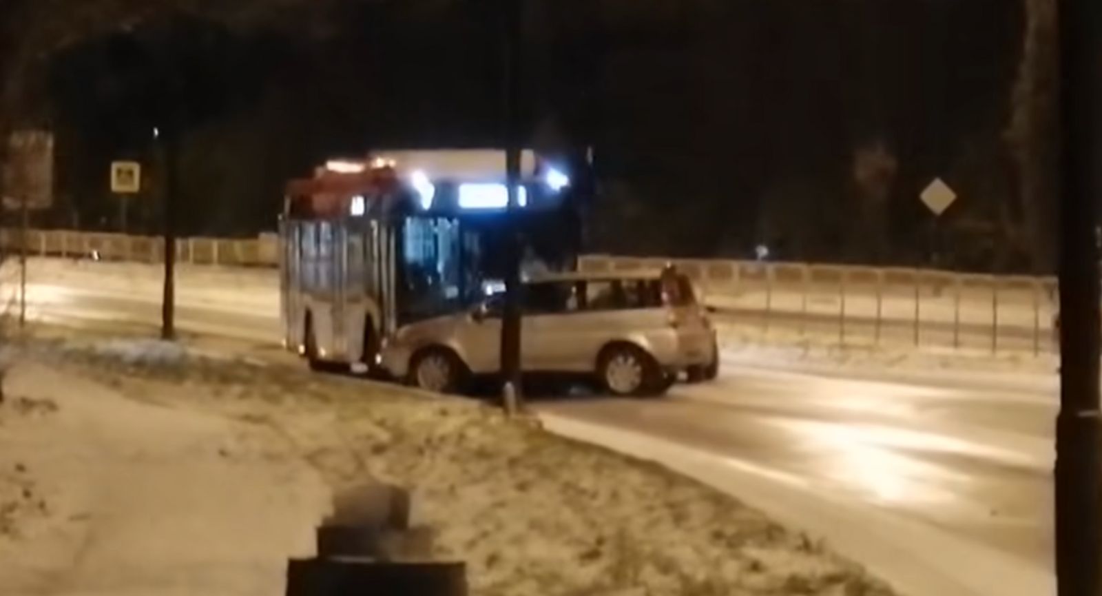 Lublin. Aż 11 uszkodzonych autobusów i trolejbusów w kolizjach po marznących opadach śniegu [WIDEO]