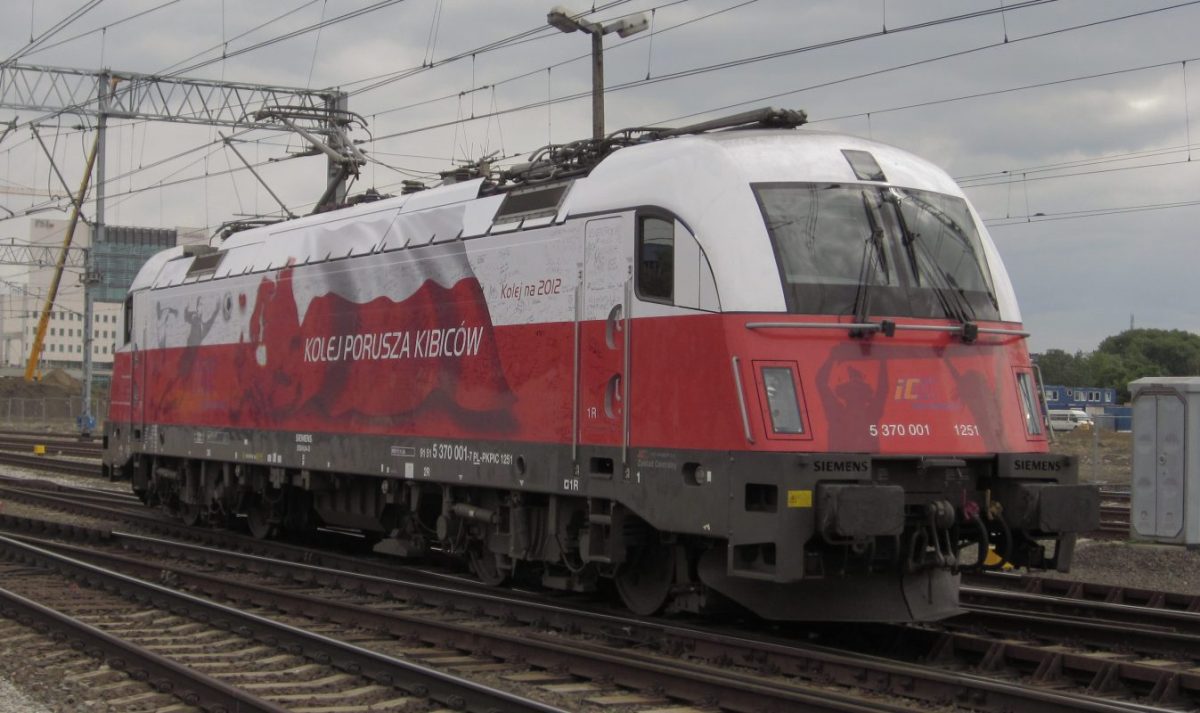 Lokomotywy PKP Intercity pojadą w narodowych barwach