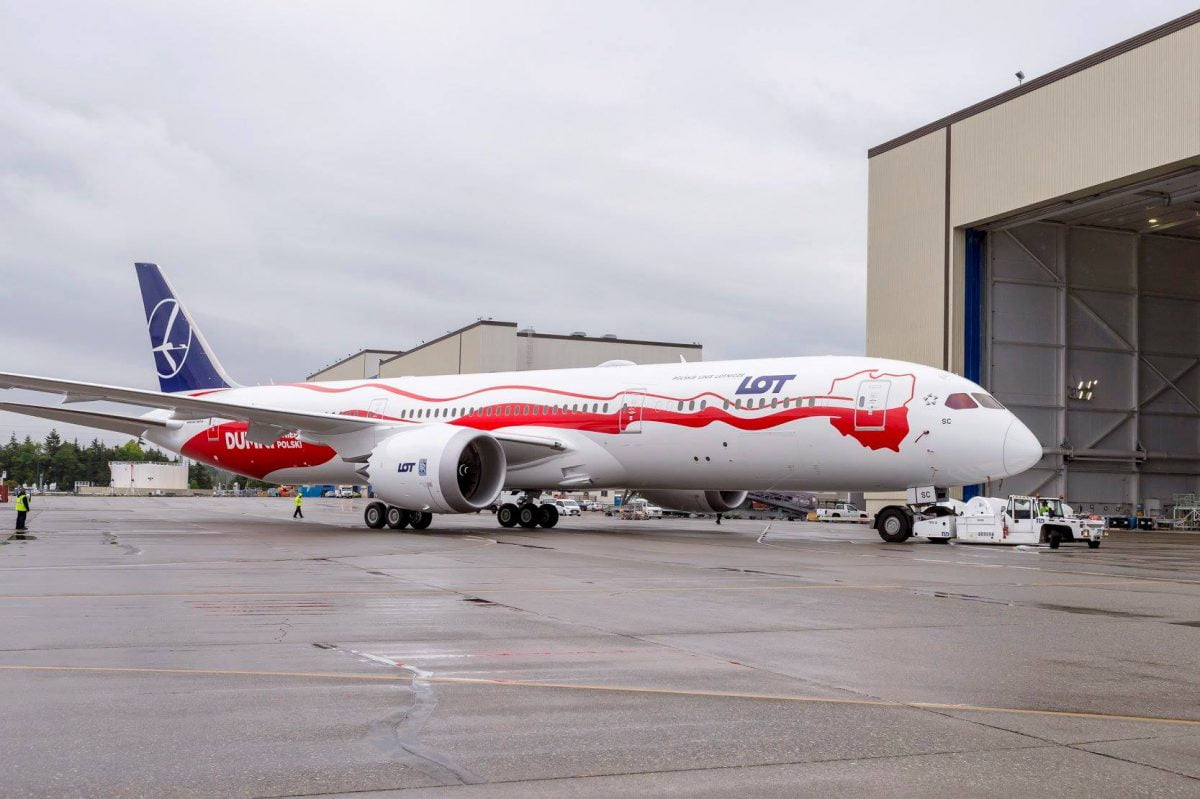 Najnowszy Dreamliner LOT-u otrzymał narodowe barwy