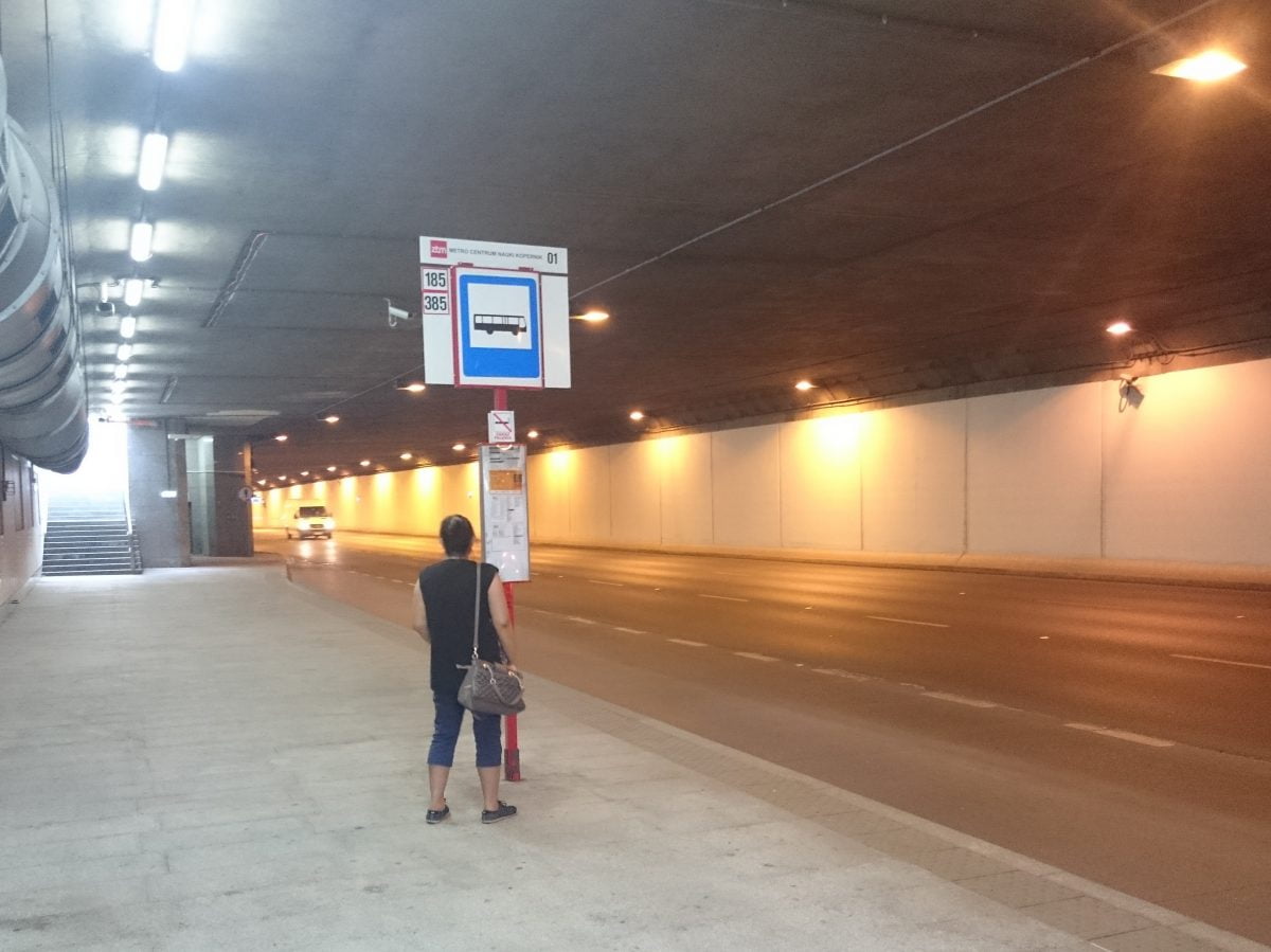 Przystanek w tunelu Wisłostrady. Pasażerowie mają dość hałasu