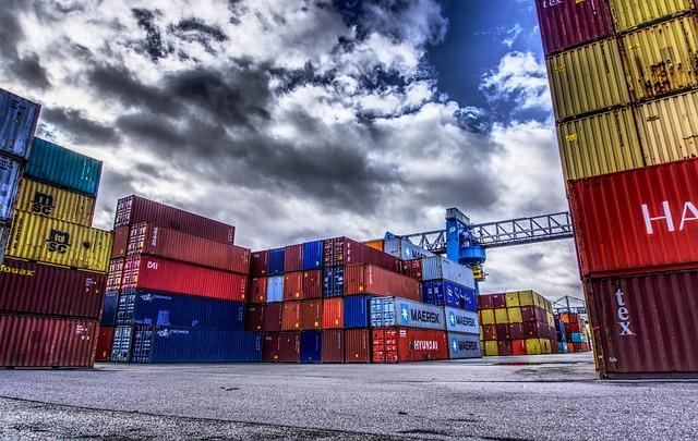 Dlaczego warto przeprowadzać transport kontenerów z wykorzystaniem samochodów ciężarowych?