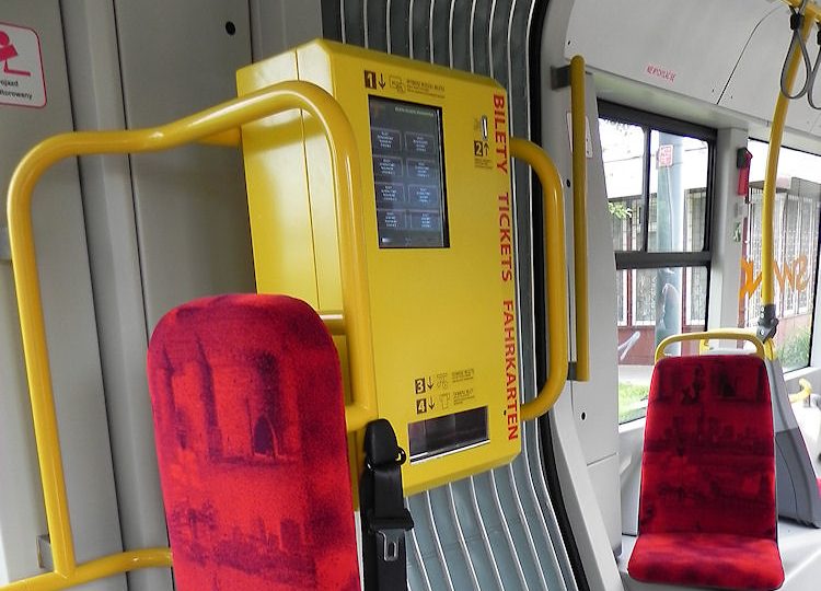 Wszystkie warszawskie tramwaje z biletomatami. Które miasta pozostają w tyle?