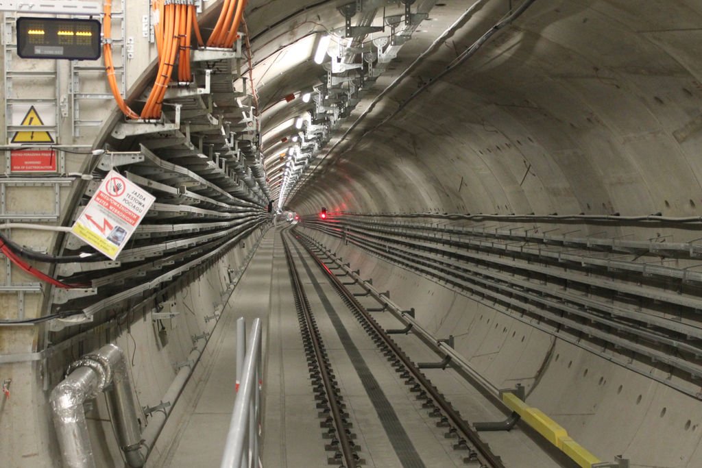 Wymiana szyn na I linii metra: dlaczego pociągi muszą zwalniać?