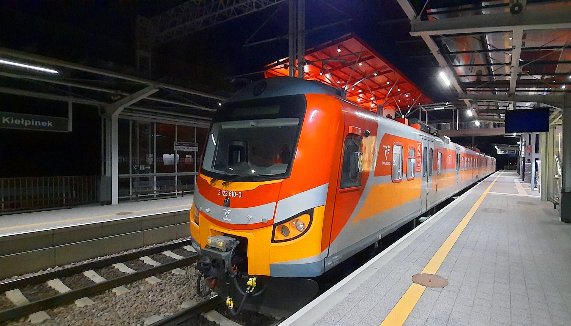 Pociąg elektryczny pojechał linią PKM. Pierwszy był EN57