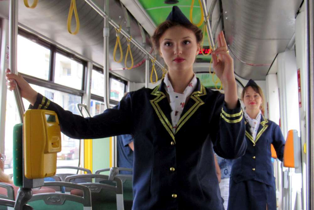 Niczym w samolocie, stewardessy w tramwaju uczyły zasad bezpieczeństwa