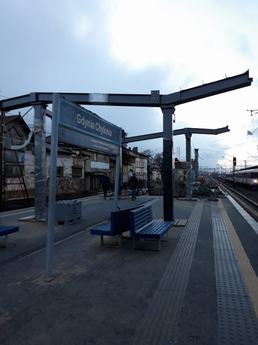 Modernizacja peronów w Gdyni Chyloni i Rumi Janowie opóźniona