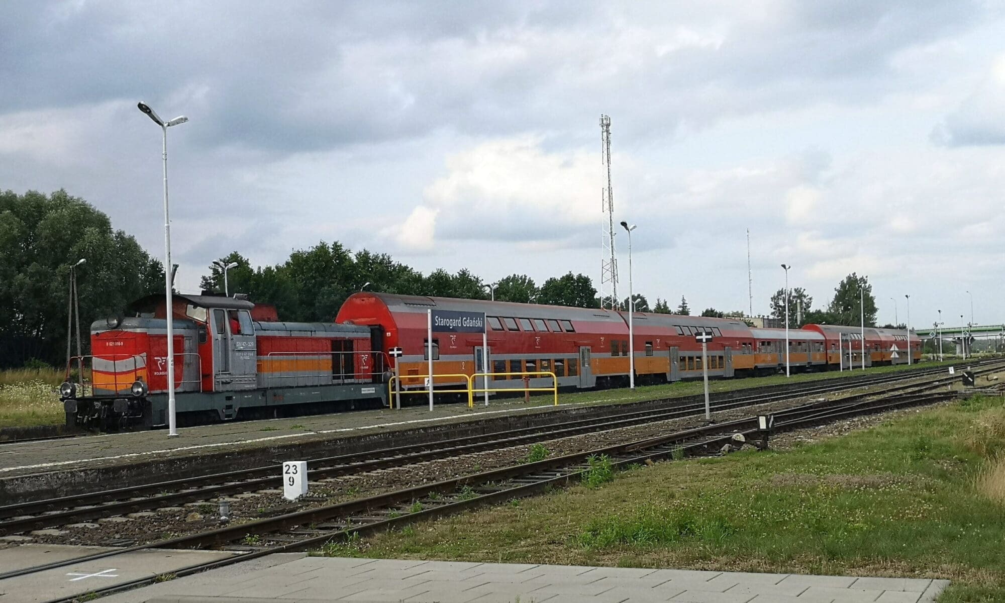 Jak przyspieszyć wolny pociąg regionalny? Wykasować postoje w dużych miastach