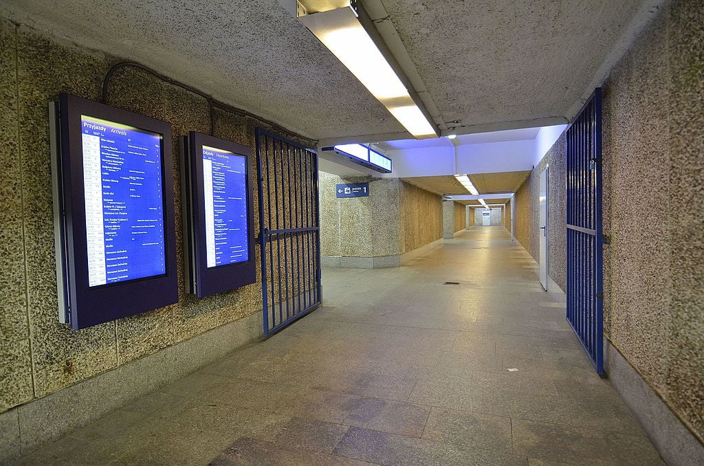Przejście z dworca Warszawa Śródmieście na Centralny do remontu