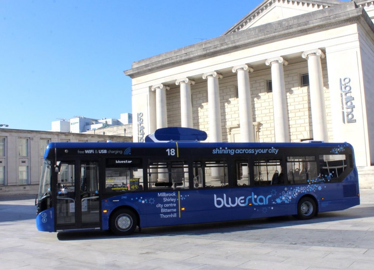 Autobus oczyszczający powietrze? Ruszyły testy w UK