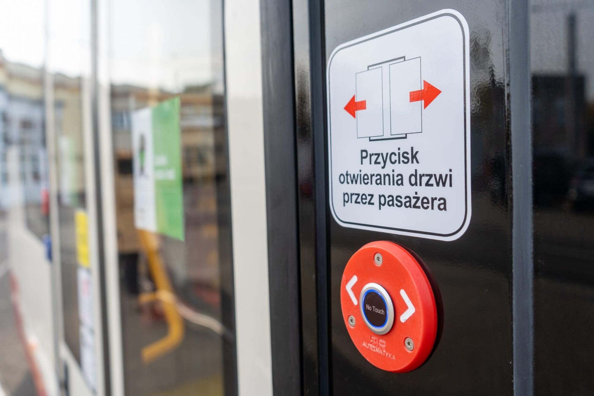 Bezdotykowe otwieranie drzwi przez pasażerów w gdańskim tramwaju [WIDEO]