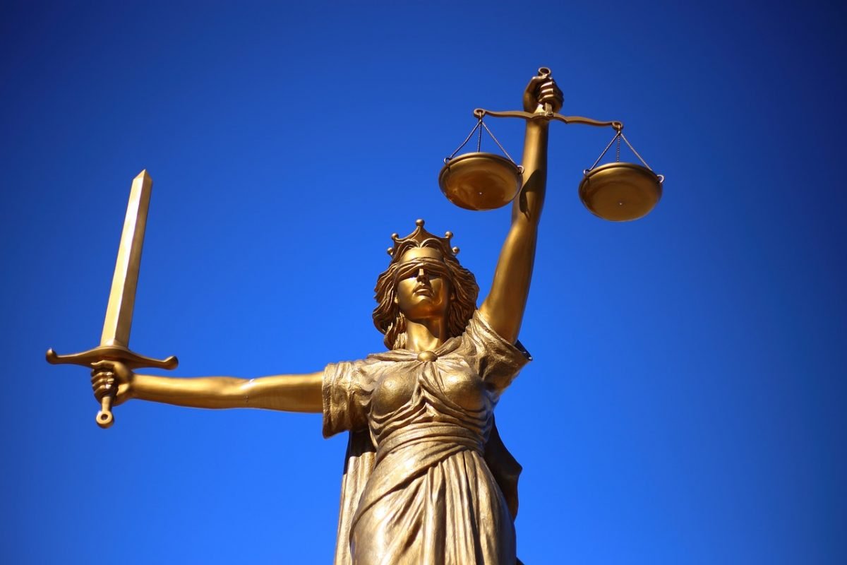 Nastolatek wypadł z autobusu. Kierowca stanie przed sądem