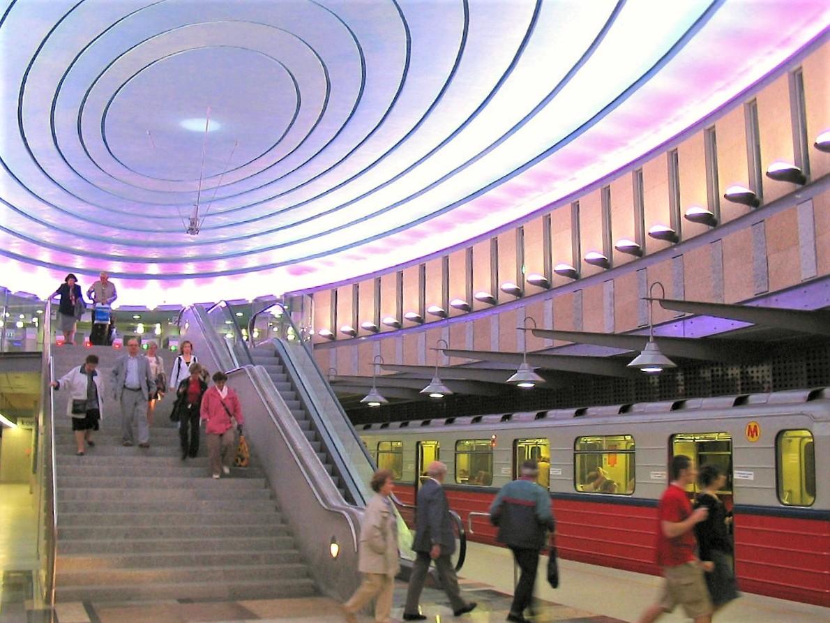 Metro w Warszawie ma 28 lat. Na horyzoncie zmierzch najstarszego taboru