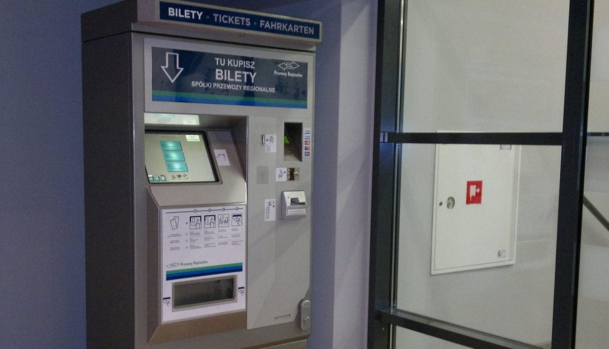 Bilety kolejowe coraz częściej kupujemy w internecie i automatach