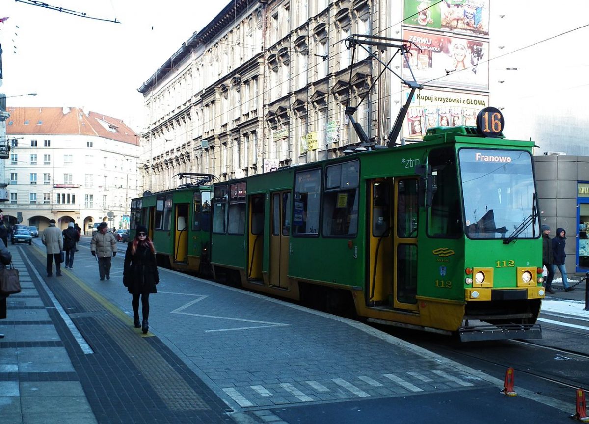 ZTM Poznań edukuje pasażerów jak korzystać z przystanków wiedeńskich