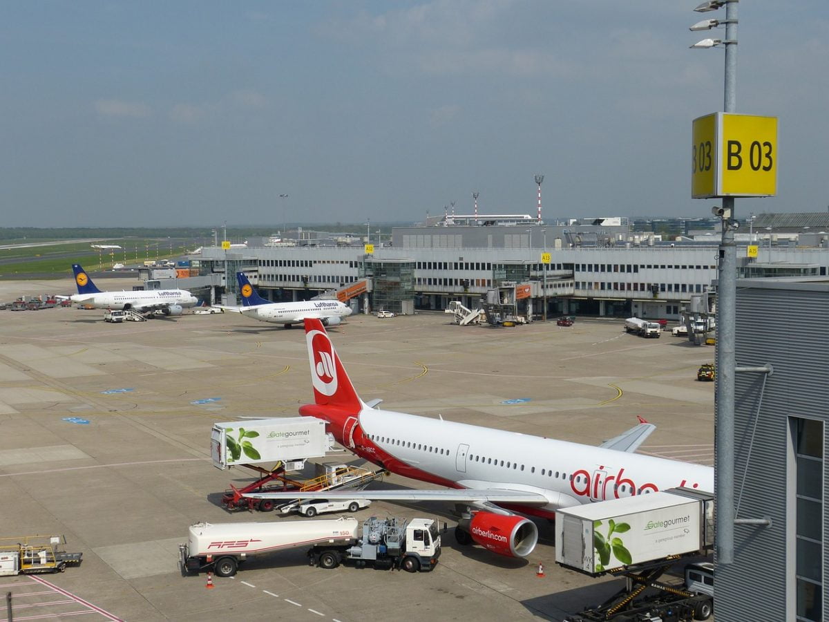 Firmy lotnicze poszukują pracowników: mechaników, pilotów i personelu pokładowego