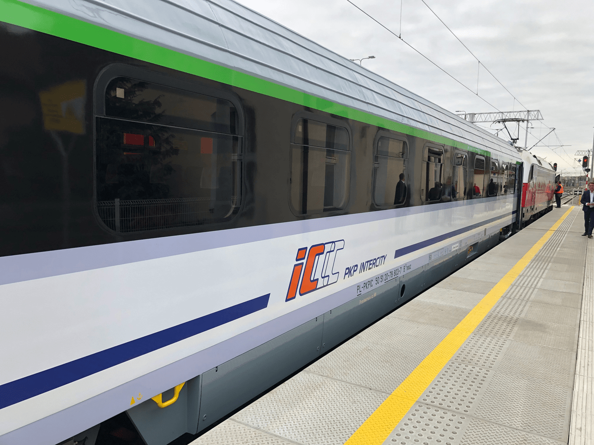 Będzie więcej zmodernizowanych wagonów dla PKP Intercity