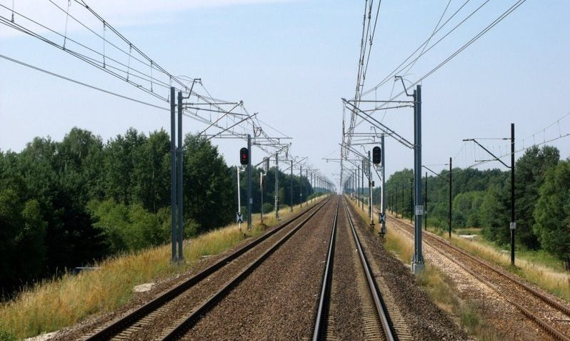 Prędkość pociągów na CMK rośnie, ale czasy przejazdu się nie skracają
