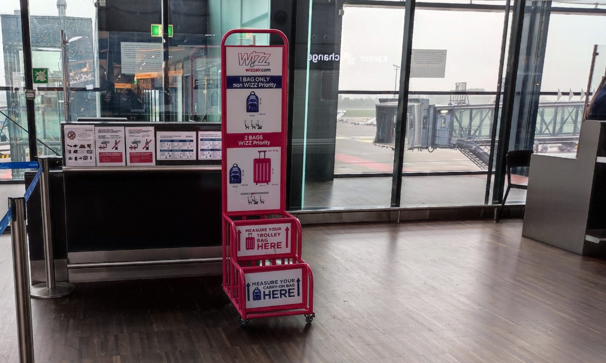 Więcej kontroli i kar. Wizz Air częściej sprawdzi wymiary i wagę bagażu podręcznego