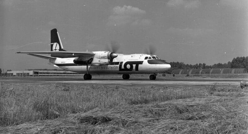Samolot Antonow An-24 (SP-LTU) linii PLL-LOT na pasie startowym lotniska Warszawa-Okęcie