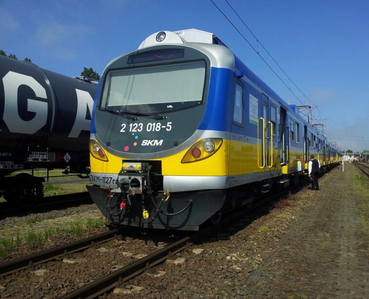 PKP SKM naprawi 21 EZT EN57AKM we własnym zakresie