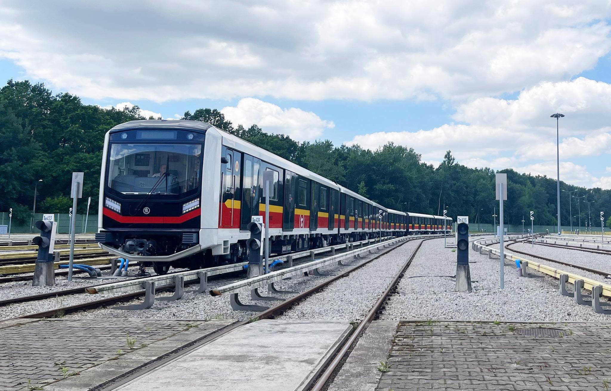 Metro Warszawskie. Nowe pociągi lada dzień na trasie